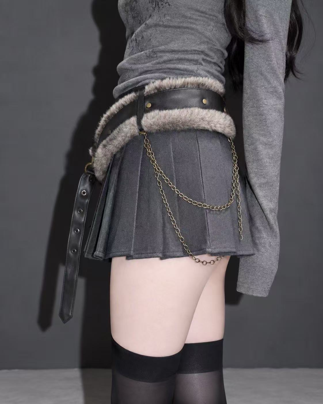 ファーベルト付きプリーツミニスカート