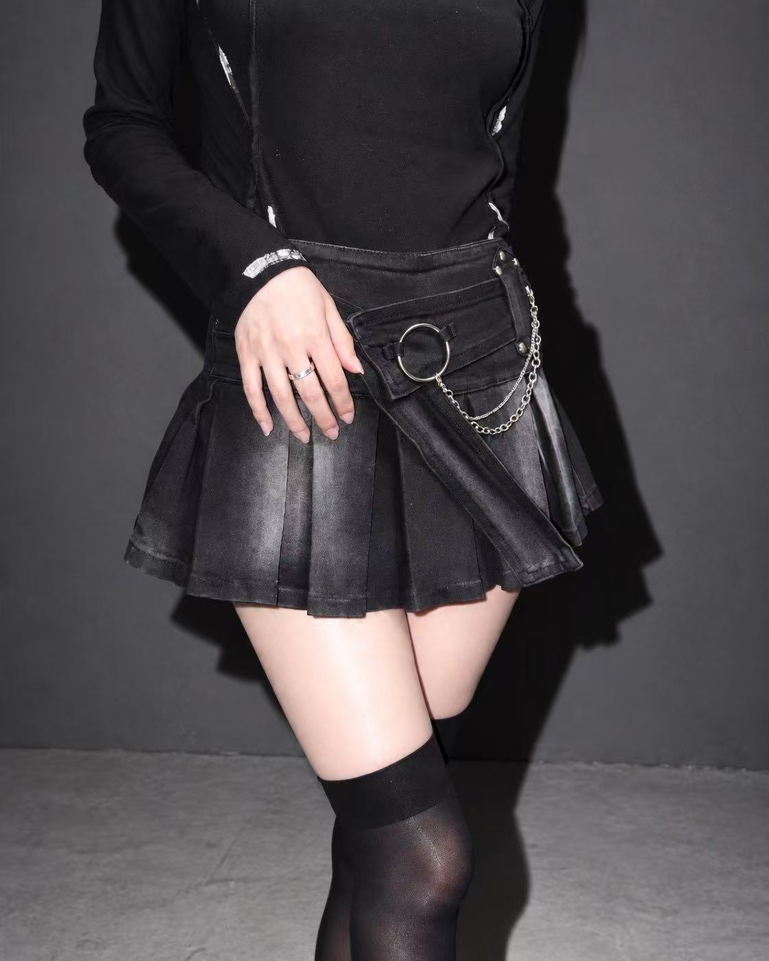 ベルトチェーンプリーツミニスカート