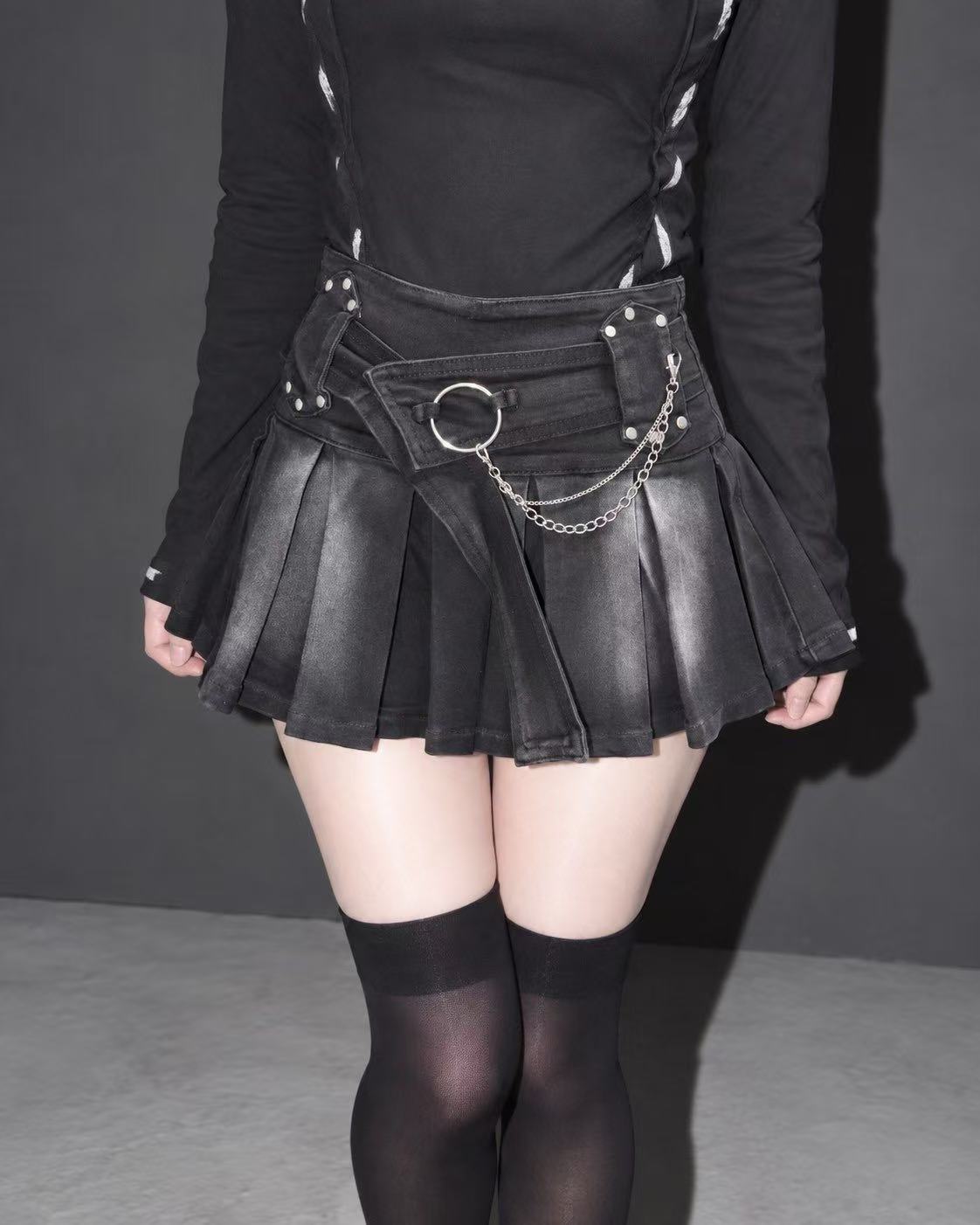 ベルトチェーンプリーツミニスカート
